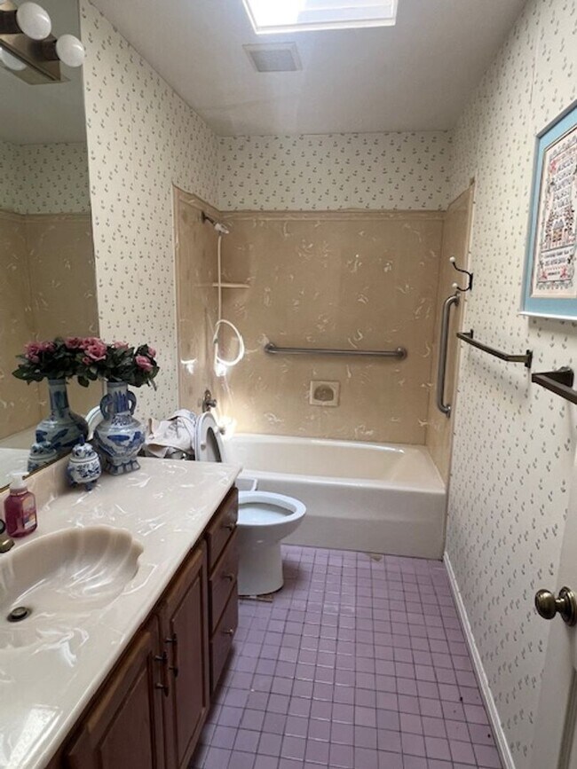 Building Photo - Beautiful home with amazing views and larg...
