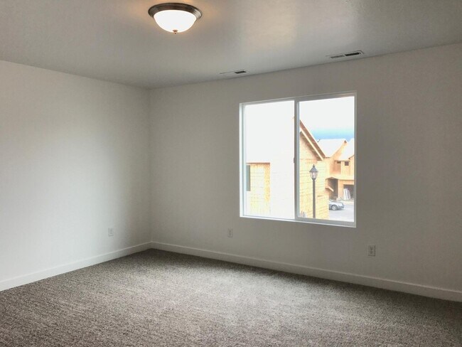 Building Photo - Spacious 4 BR Home with POOL and Clubhouse...