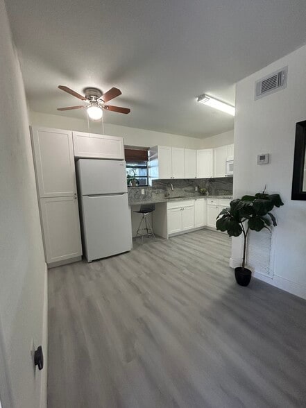 Building Photo - 927 SW 71st Ct