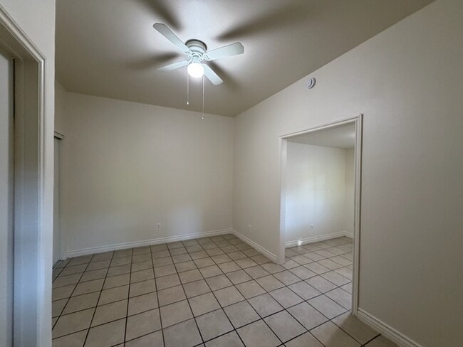 Building Photo - 818 E Rte 66