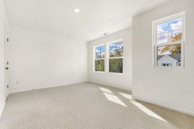 Building Photo - New Build Just Minutes to North Hills & Downtown!