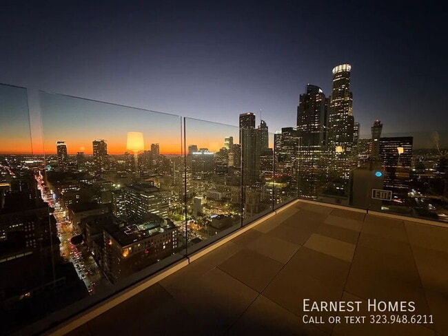 Building Photo - 400 S Broadway