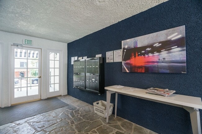 Building Photo - 1945 Glendon Ave