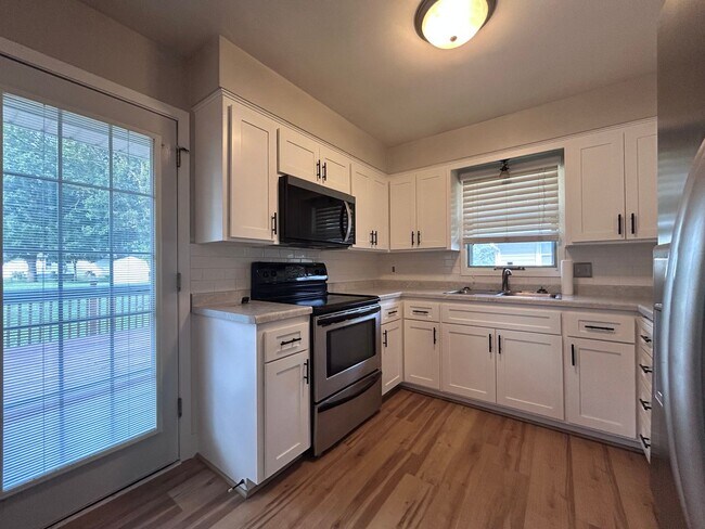 Building Photo - 4 Bed 2 Bath