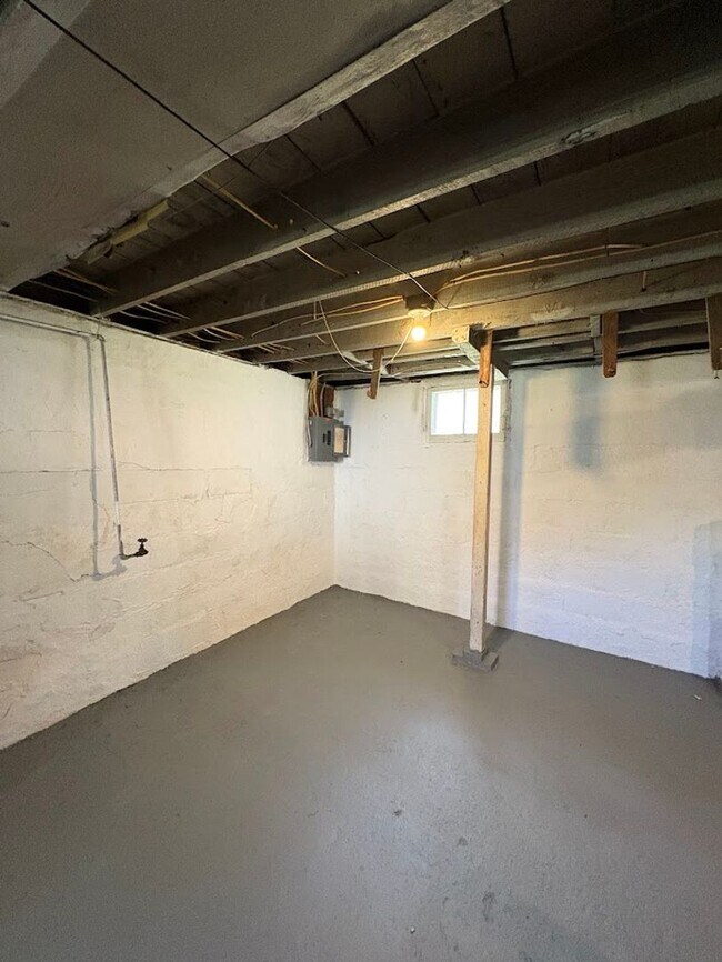 Building Photo - Four bedroom one bathroom home for rent
