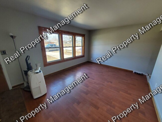 Building Photo - Updated Hessville 3 Bedroom Ranch