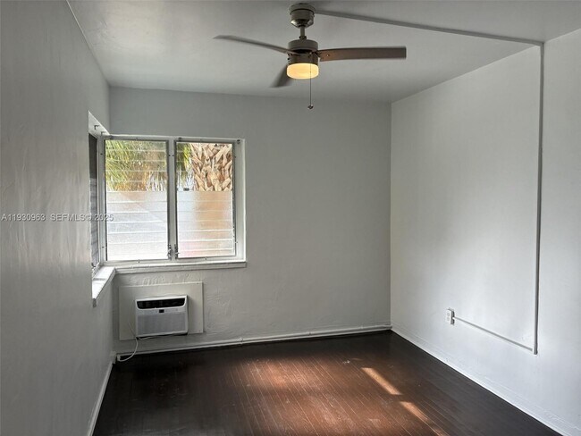 Building Photo - 2469 Flamingo Pl