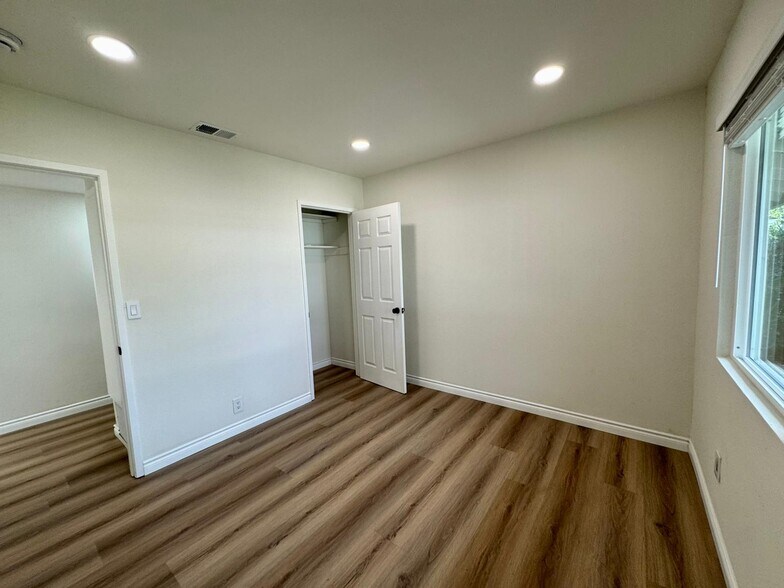 Building Photo - 251 E Heather St