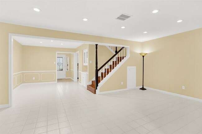 Building Photo - 1870 Saxony Ln