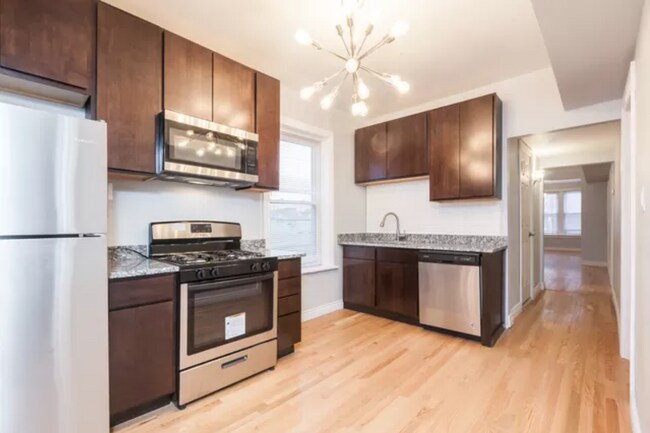 Kitchen - 2133 S California Ave