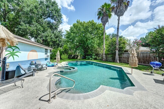 Building Photo - 16310 Acapulco Dr