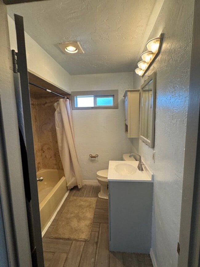 Building Photo - 4 BEDROOM HOME INCLUDES SEPARATE GUEST QUARTERS -FURNISHED OR UNFURNISHED- TONS OF PARKING