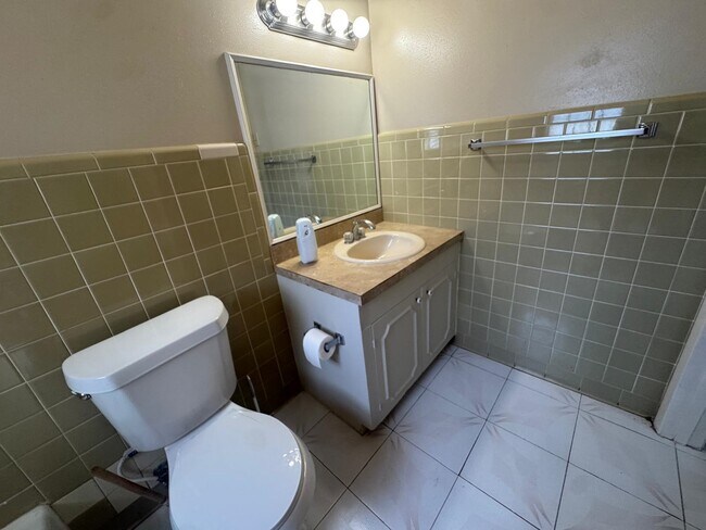 Building Photo - 302 Huisache Dr