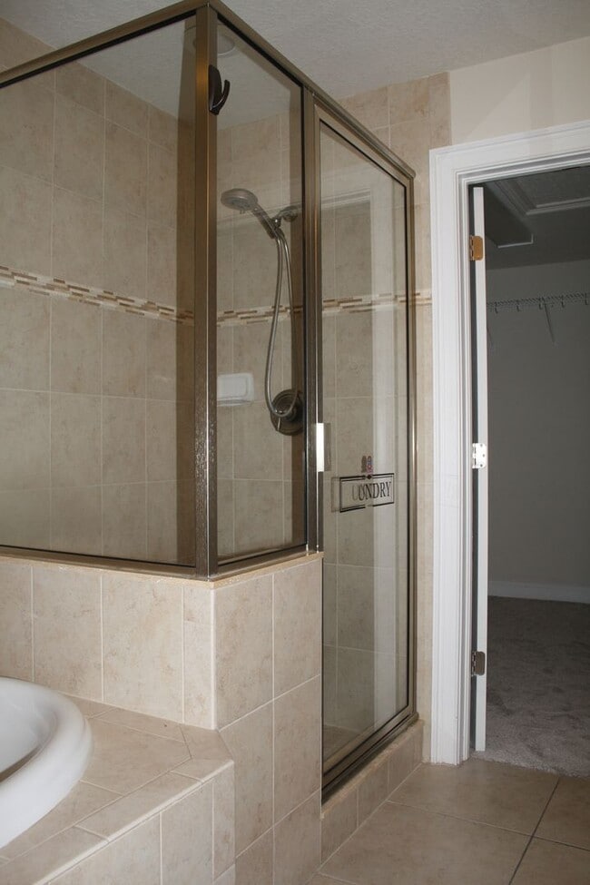 Building Photo - Beautiful Townhome on Peaceful Conservatio...