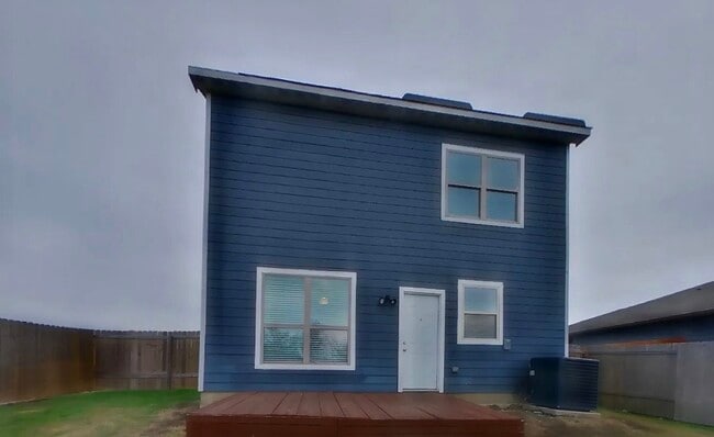 Building Photo - Warm, Welcoming, and Wonderfully Maintained 3-Bedroom Home