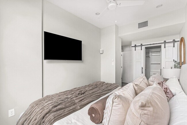 Building Photo - 300 Commercial St