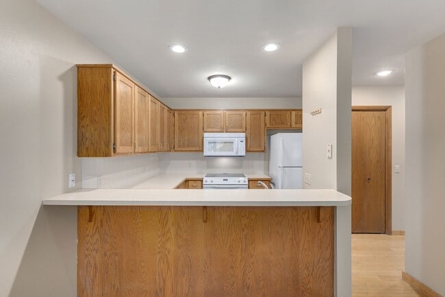 Building Photo - 2 Bedroom/1.5 Bathroom Duplex - ASK ABOUT ...