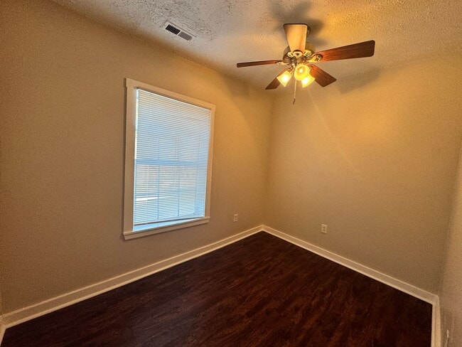 Building Photo - 2 Bedroom Home in Castlewood!