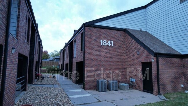 Building Photo - 1841 Ridgehaven Ct