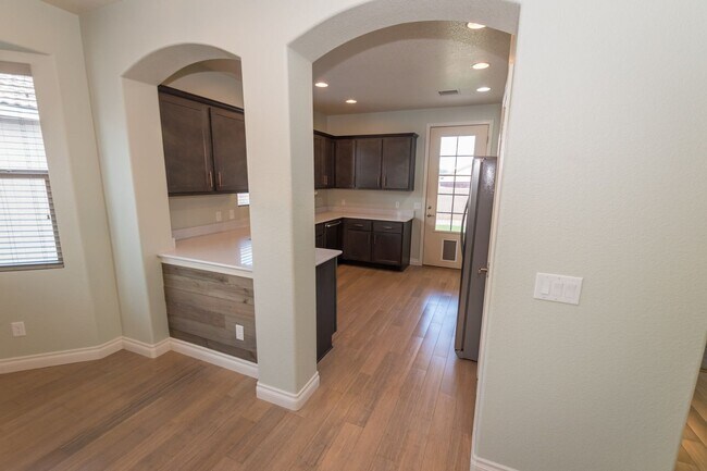 Building Photo - Gorgeous 4 Bedroom 2 Bathroom Home! Centra...
