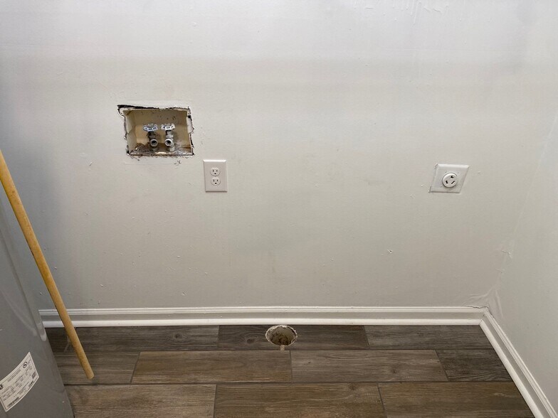 Building Photo - 79 Iris Dr