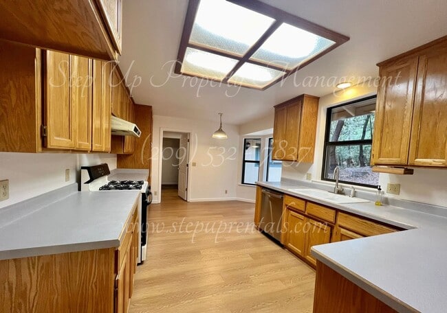 Building Photo - Cozy and Charming 3 Bedroom 2 Bathroom in ...