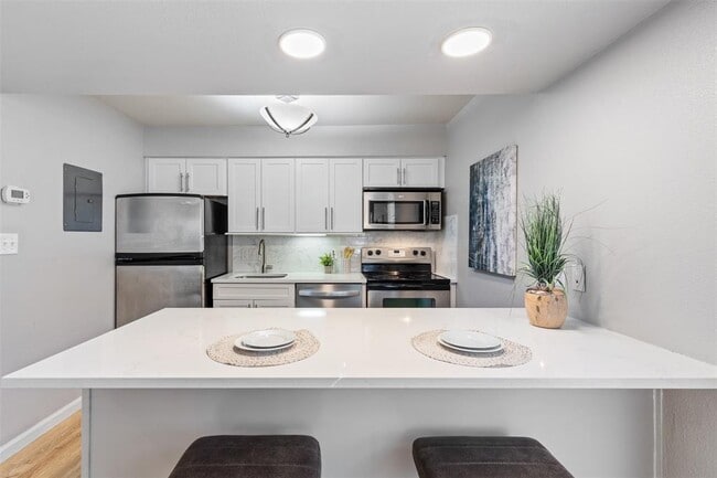 Building Photo - 7685 Northcross Dr