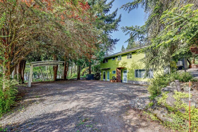 Building Photo - Downtown Bainrbidge Rental -  1/2 Off June...