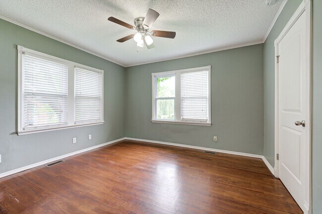 Building Photo - Super Cute Brick Home in Uptown OKC!