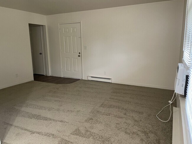 Building Photo - Large 2 bedroom apartment with washer/drye...