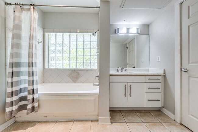 Building Photo - Adorable 1 bedroom 1 bath condo with spaci...