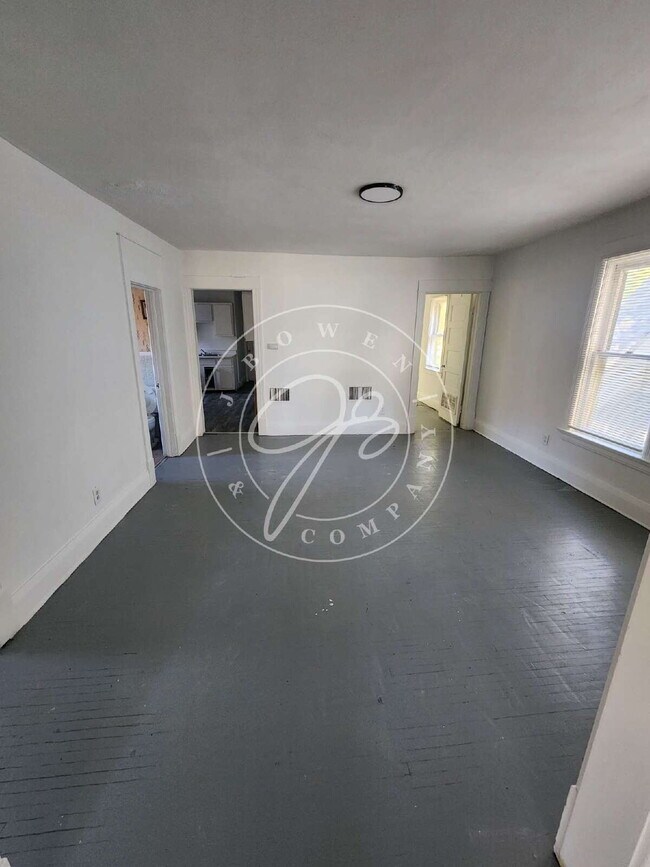 Building Photo - 2nd floor 2 bed- Spacious with full 3 seas...