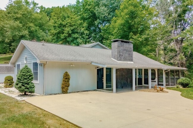 Building Photo - Scenic Lakeview Rental located on Boatman'...