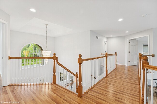 Building Photo - 1040 Buckingham Dr