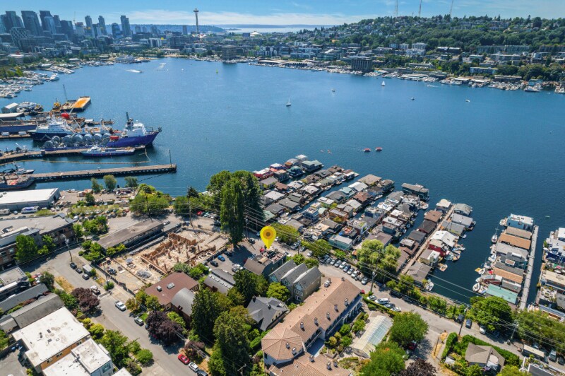 Building Photo - 2026 Fairview Ave E