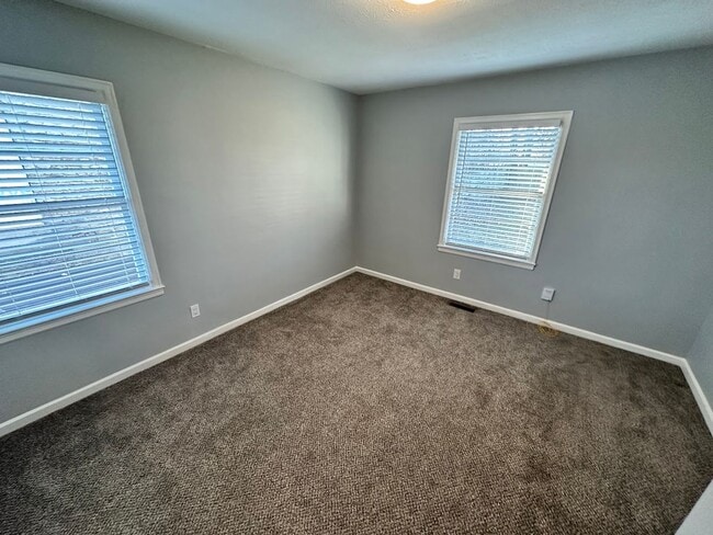 Building Photo - Beautiful House in Picadome! Off-Street Parking, W/D, Breakfast Bar, Deck, Fenced Backyard!