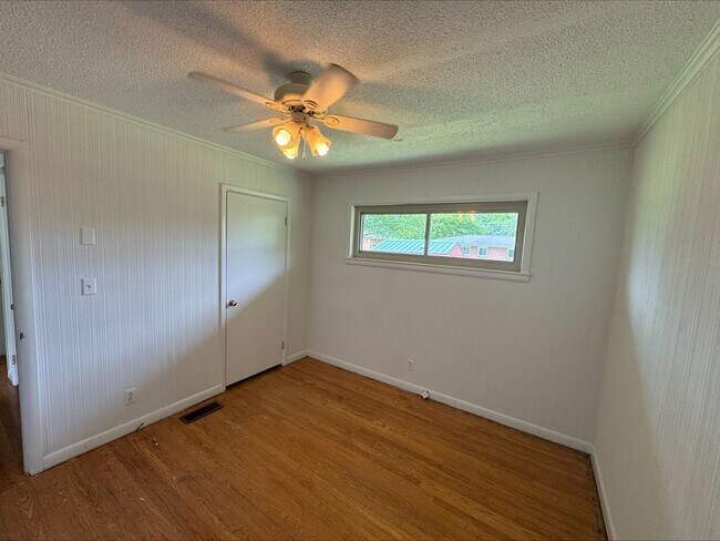 Building Photo - 6121 Sherwood Dr