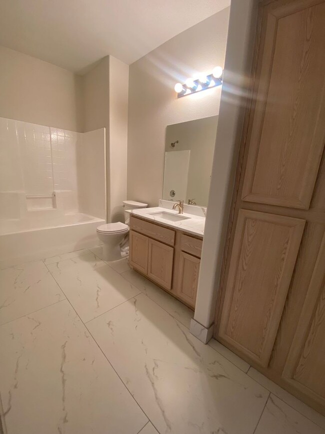 Building Photo - Nicely upgraded 1 bedroom on the South Strip