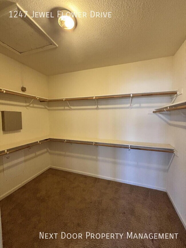 Building Photo - 1247 Jewel Flower Dr