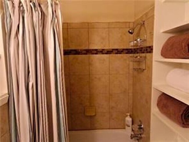 Building Photo - Available: Updated, spacious Tarrytown 4 bed / 4 bath, furnished or unfurnished