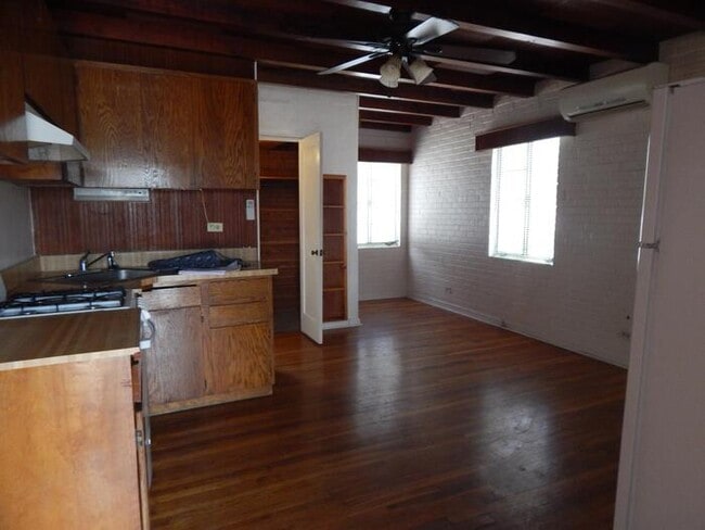 Building Photo - FOR RENT