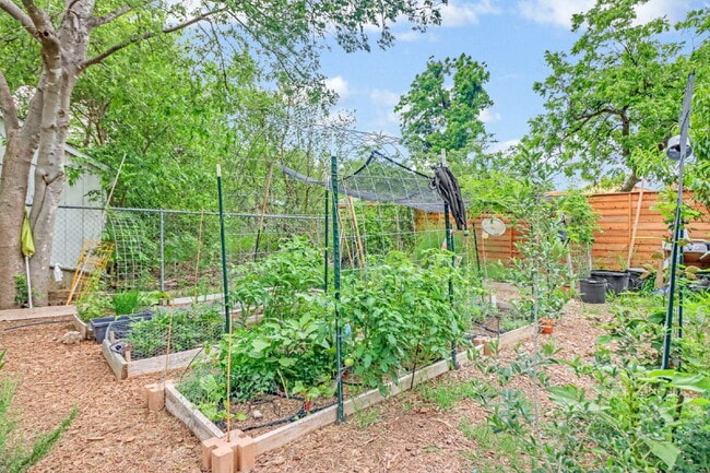 Building Photo - "Charming 3-Bed, 2-Bath Oasis on West Mistletoe Avenue – Spacious 1140 Sq Ft in San Antonio!"