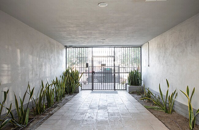 Building Photo - 2233 Ridgeley Dr