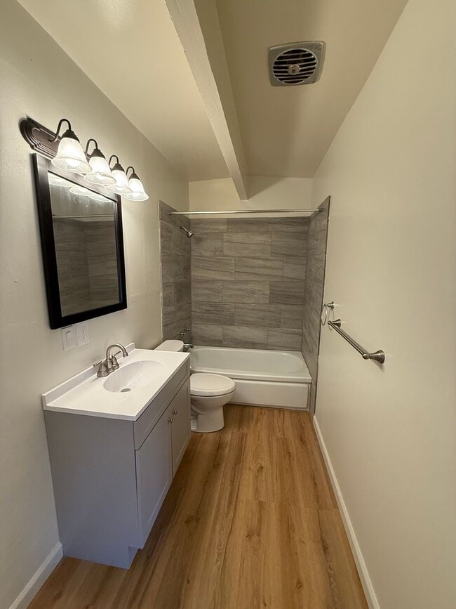 Building Photo - 1123 Vernon St