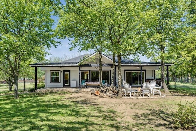 Building Photo - 137 W Oak Dr