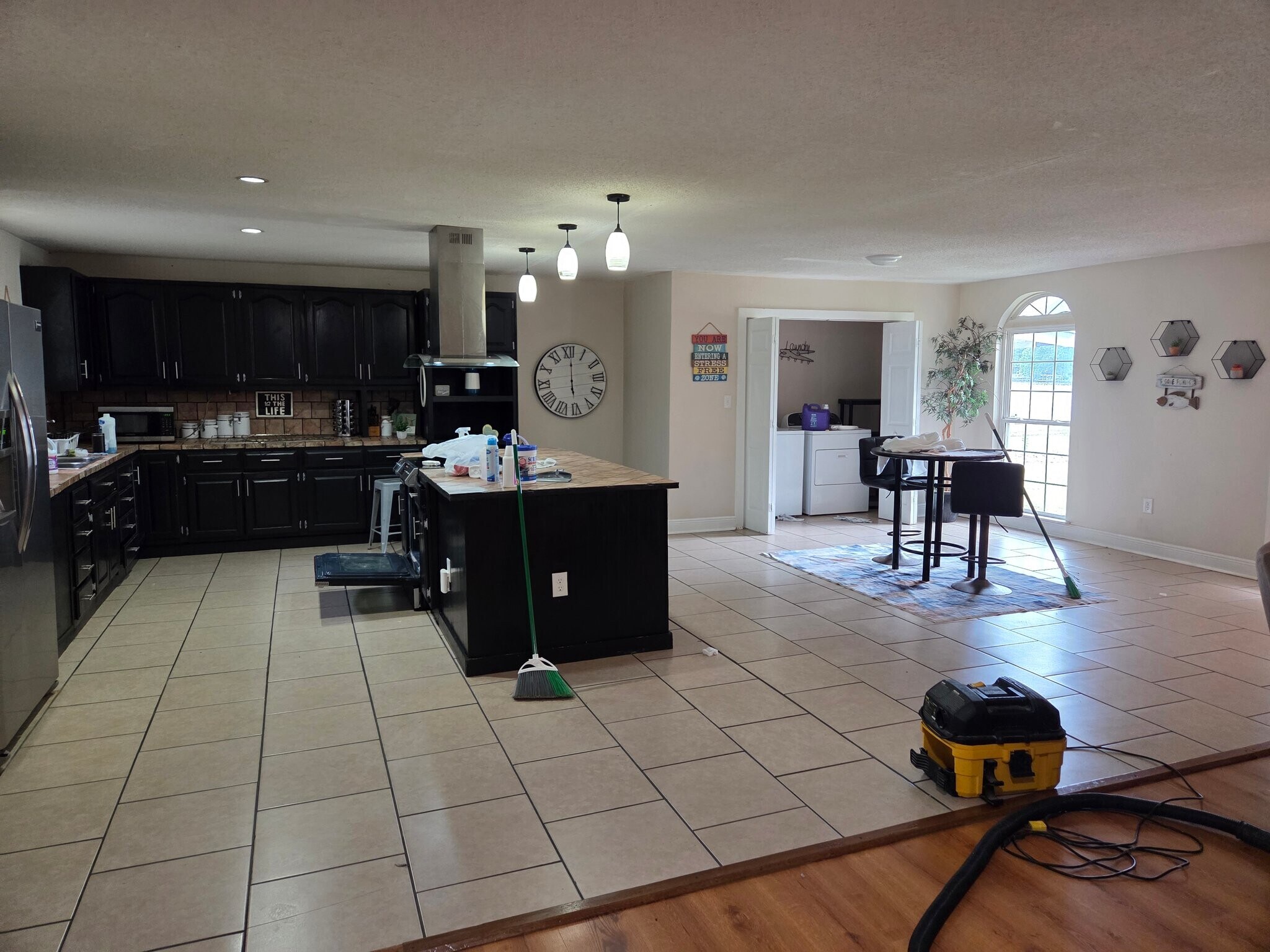 Building Photo - 4560 Shore Dr