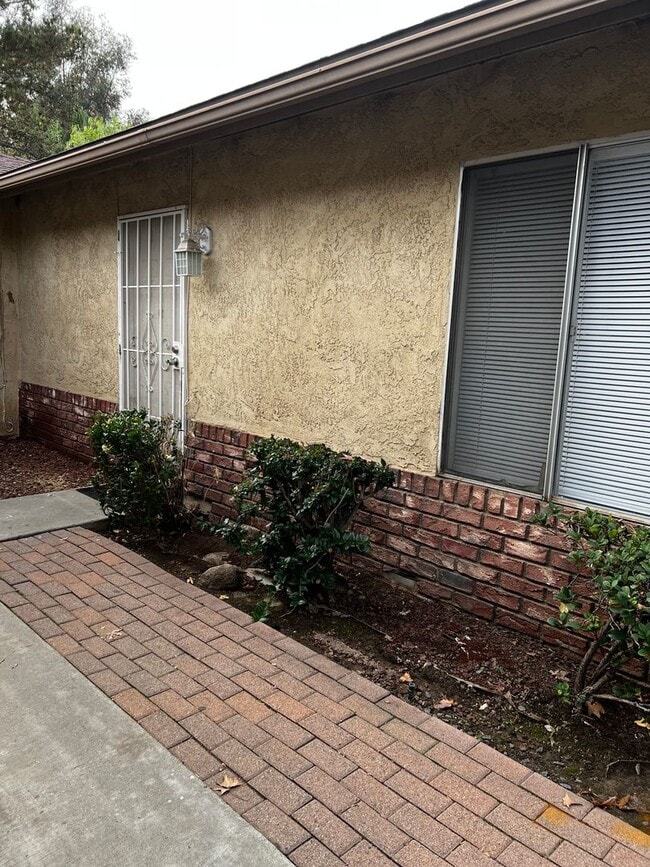 Building Photo - Newly remodeled duplex!