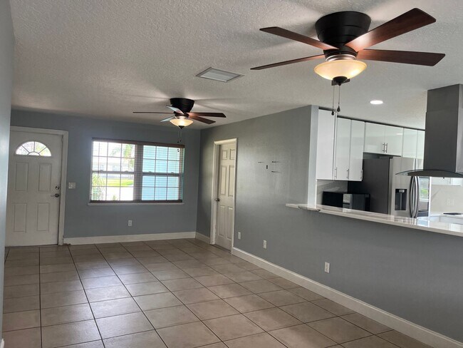 Building Photo - 375 Carrousel Ct