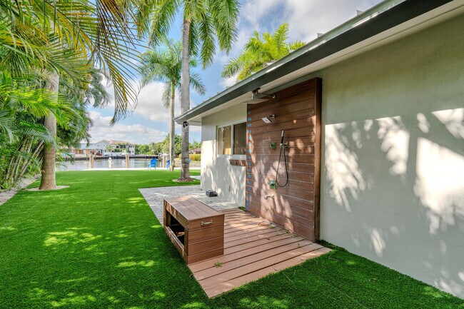 Building Photo - 1725 NE 23rd Ave