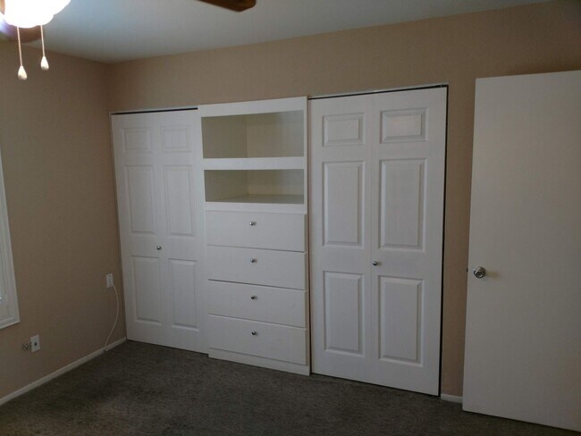 Building Photo - Henderson 4 Bedroom